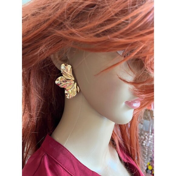Big Gold petal earrings , gold studs large , bold chunky abstract leaf flower - Picture 6 of 7